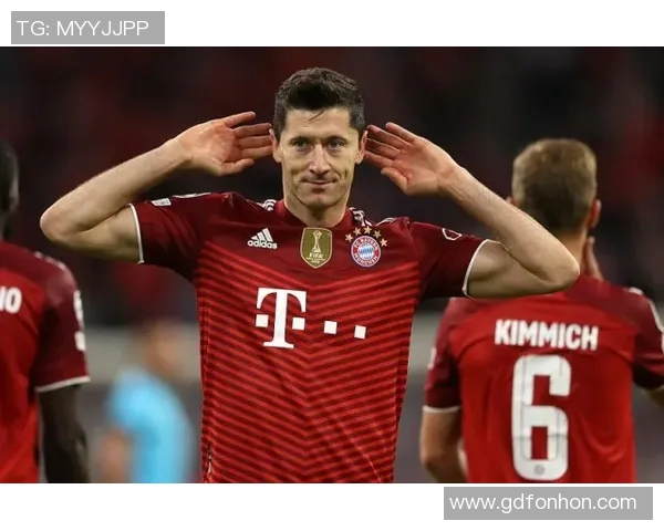 莱万在欧冠赛场火力全开10场12球领跑射手榜争金靴在望